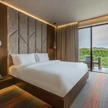 Hotel Pinea & Golem (Tirana)