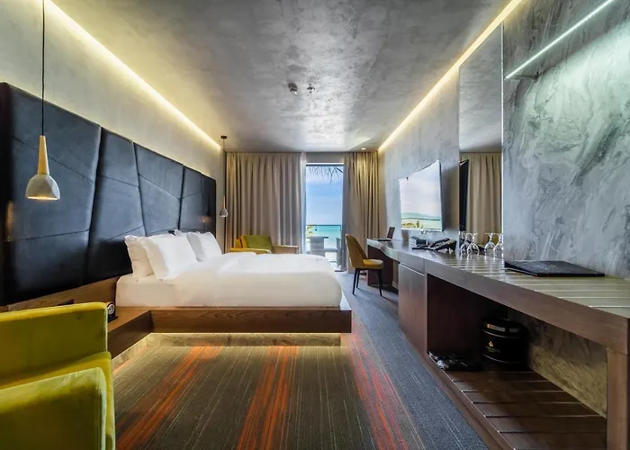 Pinea & 5* Golem (Tirana)